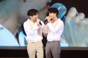 มิวกลัฟร้องเพลงคู่