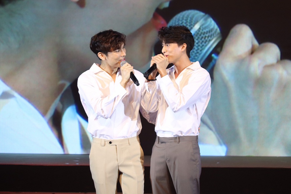 มิวกลัฟร้องเพลงคู่