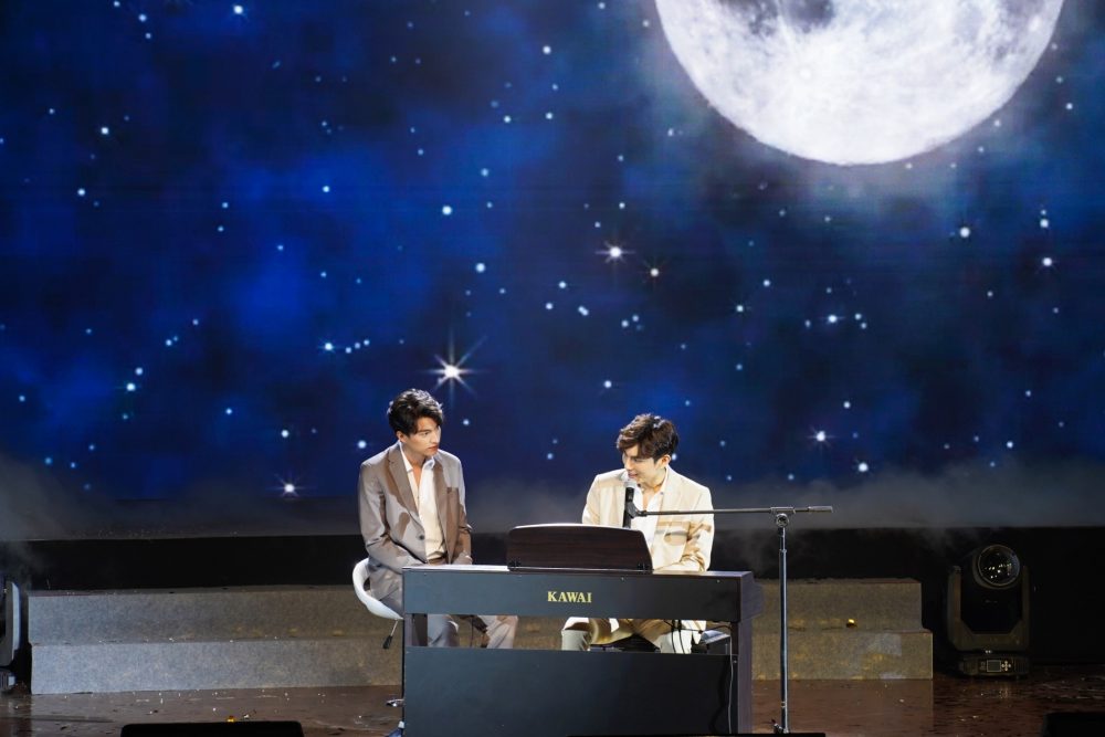 มิวโชว์เล่นเปียโน