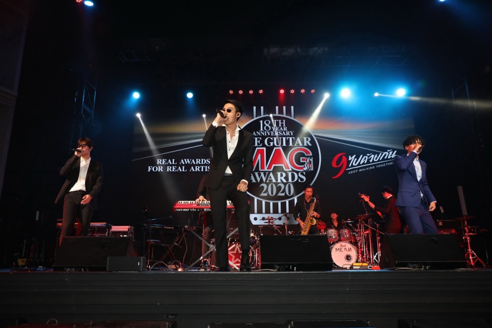 MEAN โชว์บนเวที