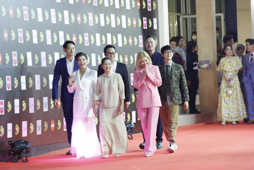 ผู้จัด รุ่นสู่รุ่น พรมแดง