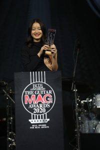 รางวัล “นักร้องหญิงยอดนิยมแห่งปี” ได้แก่ “วรันธร เปานิล (อิ้งค์)” สังกัด Boxx Music_บนเวที
