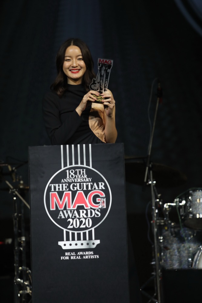 รางวัล “นักร้องหญิงยอดนิยมแห่งปี” ได้แก่ “วรันธร เปานิล (อิ้งค์)” สังกัด Boxx Music_บนเวที