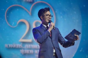 01.ดีเจเพชร พุ่มพวง เป็นพิธีกร