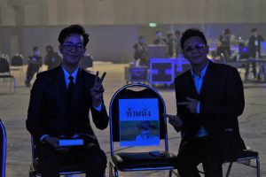 16.ดีเจเพชรและคุณไกรสร นั่งให้กำลังใจ ข้างๆ เวที