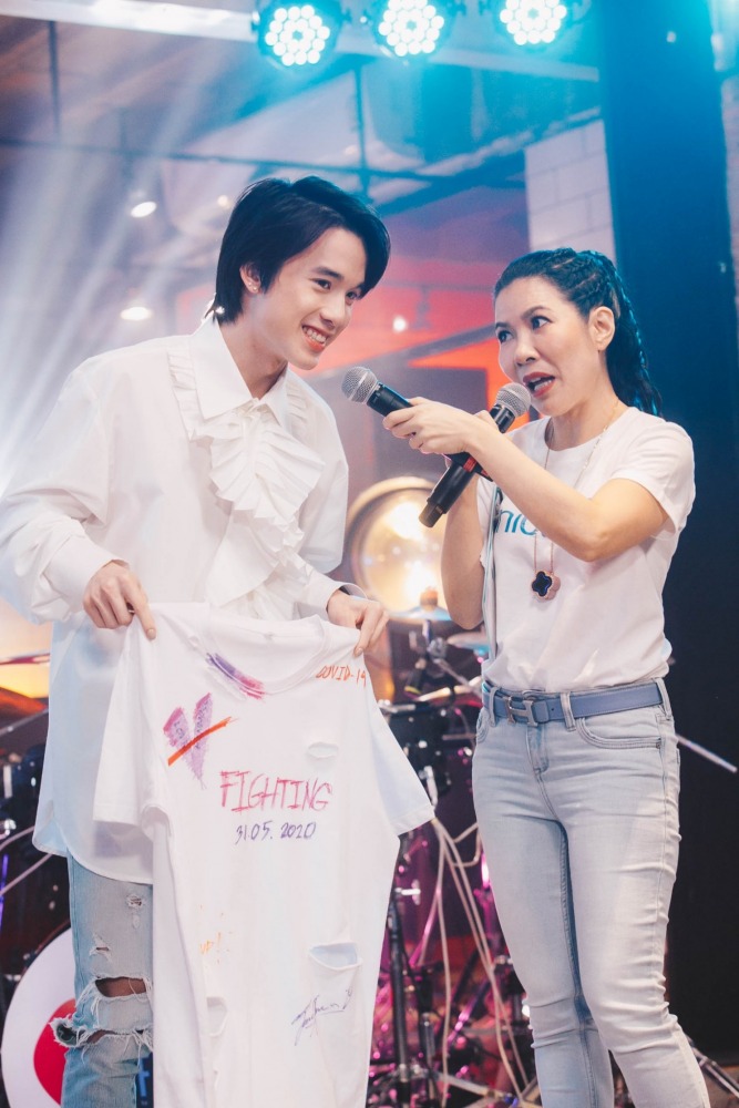 เจมส์ TRINITY กับเสื้อที่เพ้นท์