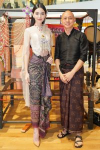 07 คุณใหม่ ดาวิกา โฮร์เน่ มาในชุดผ้าไทย ออกแบบโดย อ.เถ่า มีชัย แต้สุจริยา แห่งบ้านคำปุน
