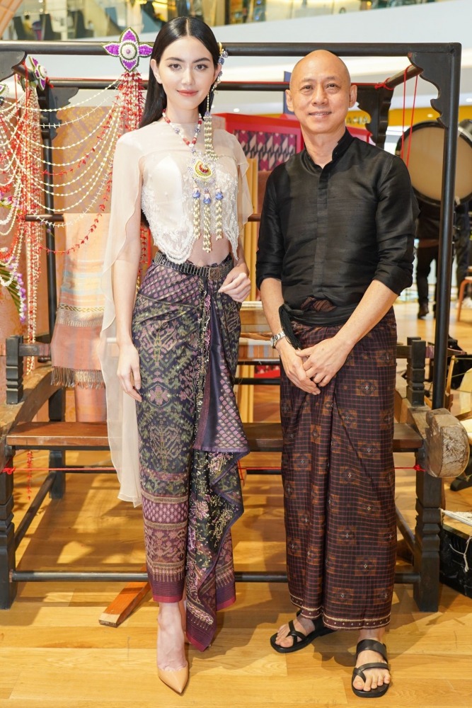 07 คุณใหม่ ดาวิกา โฮร์เน่ มาในชุดผ้าไทย ออกแบบโดย อ.เถ่า มีชัย แต้สุจริยา แห่งบ้านคำปุน