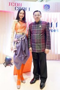 08 คุณปอย ตรีชฎา สวยสง่าด้วยชุดผ้าไทย รังสรรค์โดย อ.วรีธรรม ตระกูลเงินไทย