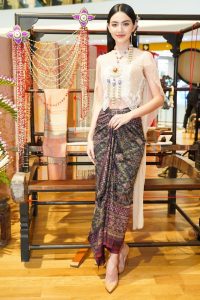 14 ใหม่ ดาวิกา โฮร์เน่ สวยสง่างามในชุดผ้าไทย แห่งบ้านคำปุน