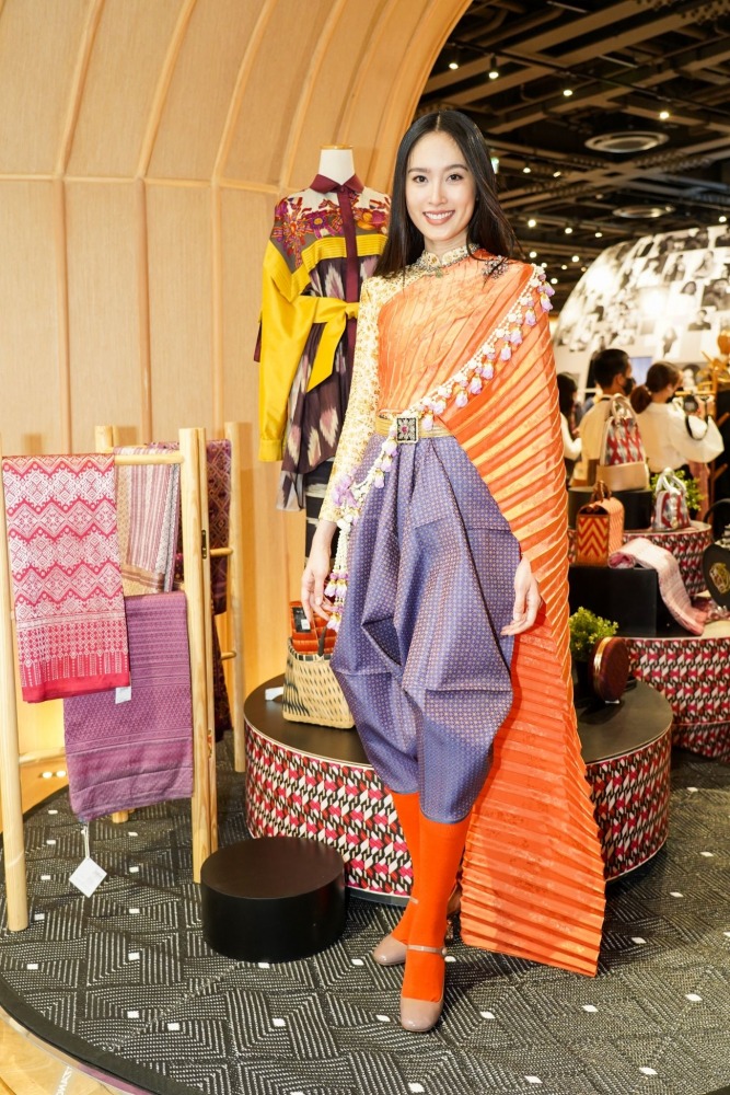 15 ปอย ตรีชฎา สวมใส่ชุดผ้าไทย แห่งบ้านจันทร์โสมา