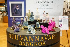 16 กระเป๋าผ้าไหมไทยสุดพิเศษ จากแบรนด์ Sirivannavari Bangkok