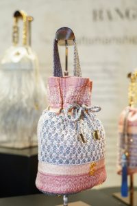 17 กระเป๋าผ้าไหมไทยสุดพิเศษ จากแบรนด์ Sirivannavari Bangkok