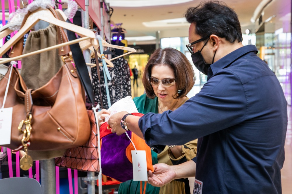 บรรยากาศที่ชั้น G กับ Celebrity Auction _ Market with PRAEW (10)