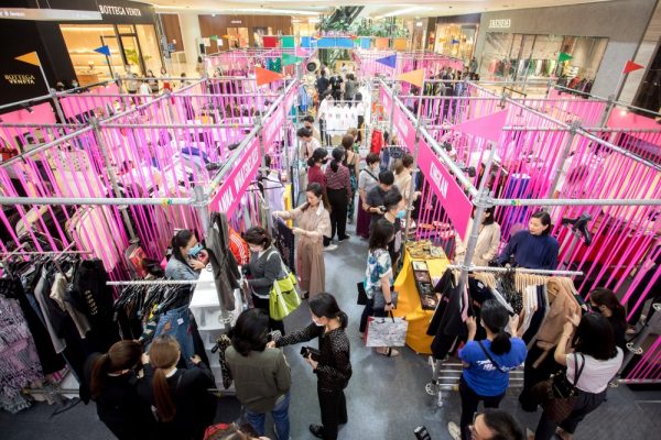 บรรยากาศที่ชั้น G กับ Celebrity Auction _ Market with PRAEW (7)