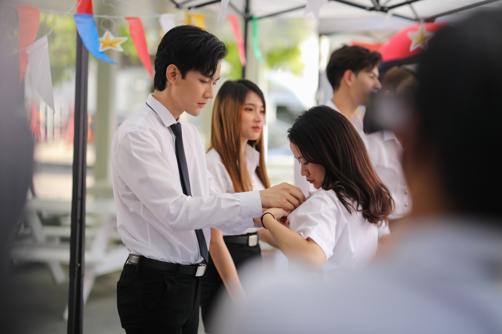 18. เบื้องหลังฉากมอบเข็มกลัด “งานปั้นฝัน ปันรัก จากพี่สู่น้อง”