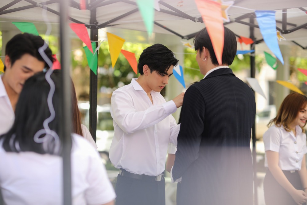 20. เบื้องหลังฉากมอบเข็มกลัด “งานปั้นฝัน ปันรัก จากพี่สู่น้อง”