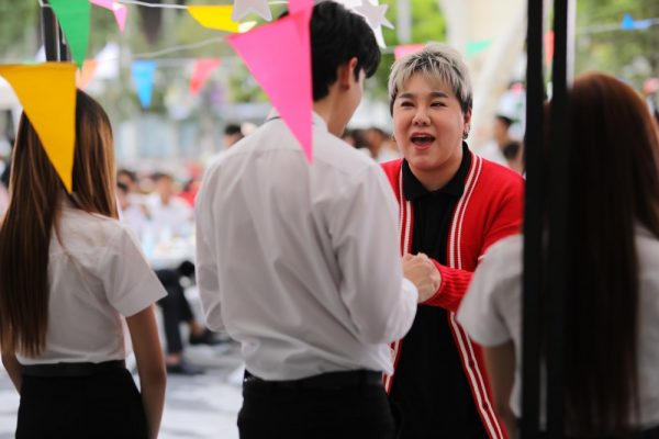 22. เบื้องหลังฉากมอบเข็มกลัด “งานปั้นฝัน ปันรัก จากพี่สู่น้อง”