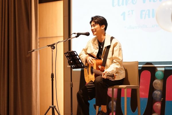 ดีดกีตาร์เรียกเสียงกรี๊ด