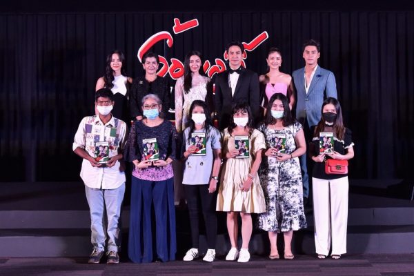 ถ่ายร่วมกับผู้โชคดี