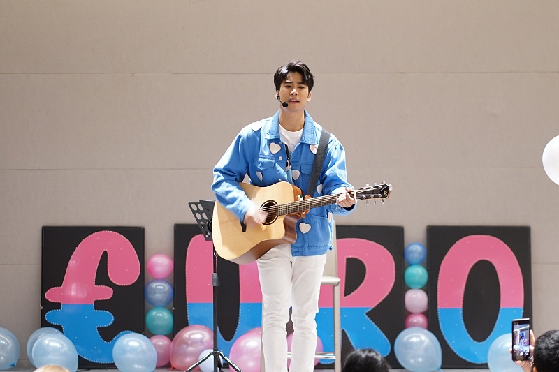 ยูโรร้องเพลง