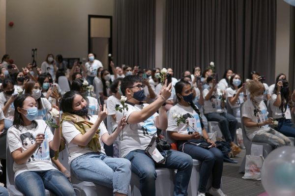 แฟนคลับรับดอกกุหลาบขาว