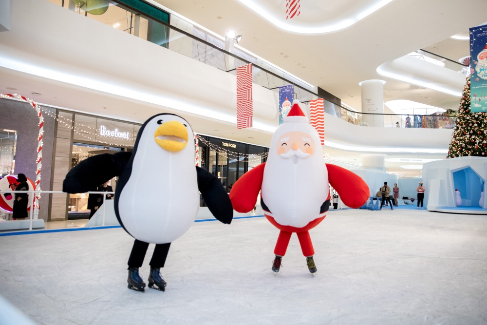 The Enchaning Winter Skate Park with Polar Bear Snow Cannon และ Mascot Ice (3)