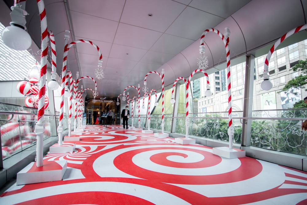 The Illuminated Candy Cane Hallway ชั้น 1 (2)