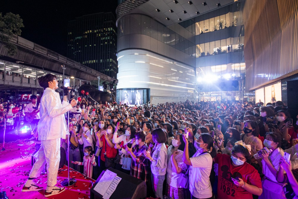 การแสดงมินิคอนเสิร์ตจาก นนท์ ธนนท์ จำเริญ (1)