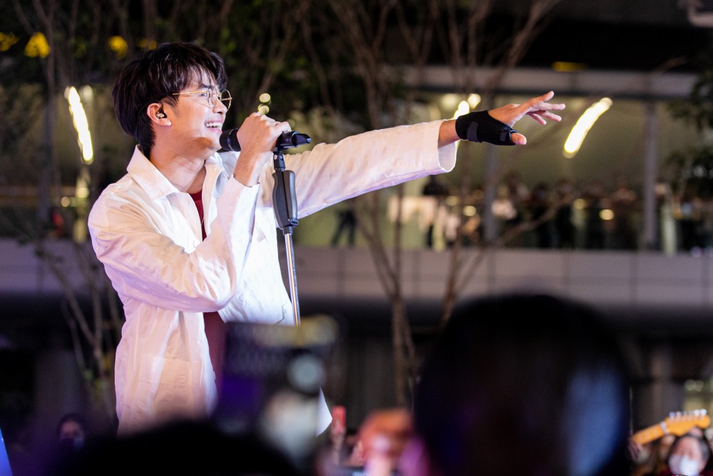 การแสดงมินิคอนเสิร์ตจาก นนท์ ธนนท์ จำเริญ (3)