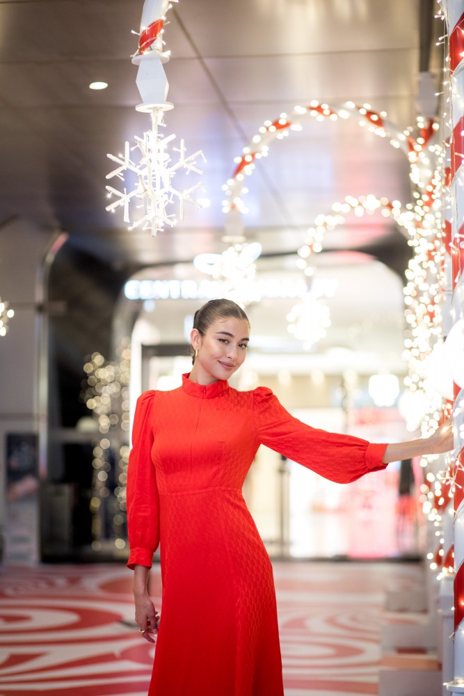 เลน่า เฮเลน่า บุช มาถ่ายภาพที่The Illuminated Candy Cane Hallway ชั้น 1