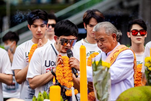 8. บวงสรวง ภ.บอกโลกให้รู้ว่ากูรักมึง_พชร์ อานนท์ ผกก.