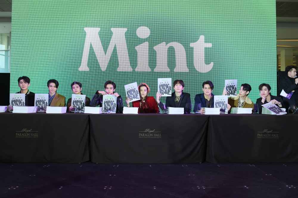 9 หนุ่มเตรียมมอบความสุข