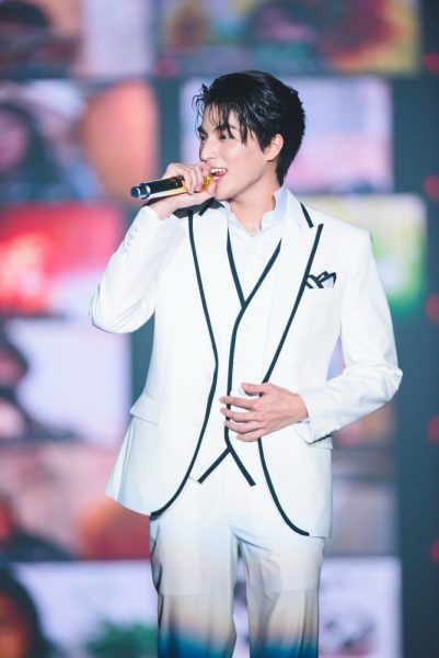 กลัฟ ร้องเพลง