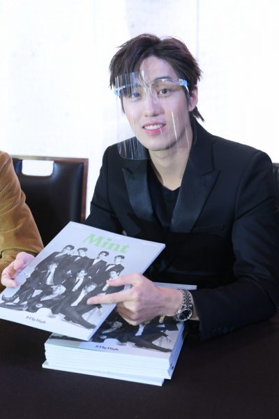 ต่อ-ธนภพ ร่วมกิจกรรมแจก Mint Magazine Vol.2