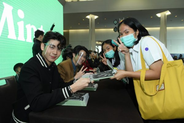 ริว มอบหนังสือ Mint ให้แฟนคลับแบบใกล้ชิด