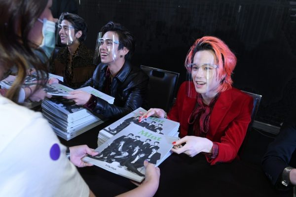 เจมส์ มอบหนังสือ Mint ให้แฟนคลับแบบใกล้ชิด