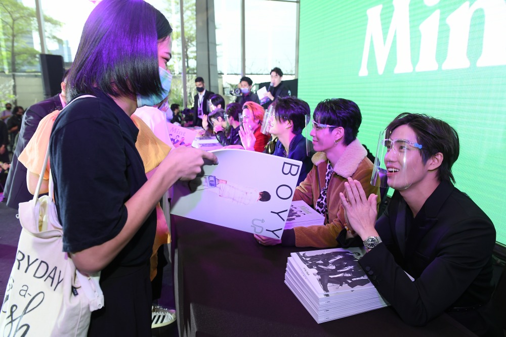 แฟนคลับรับหนังสือ Mint จากต่อ