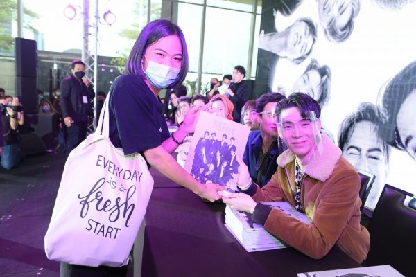 แฟนคลับรับหนังสือ Mint จากเจเจ