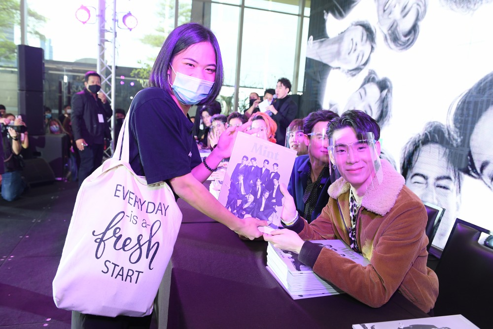 แฟนคลับรับหนังสือ Mint จากเจเจ