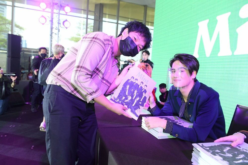 แฟนคลับรับหนังสือ Mint จากไอซ์
