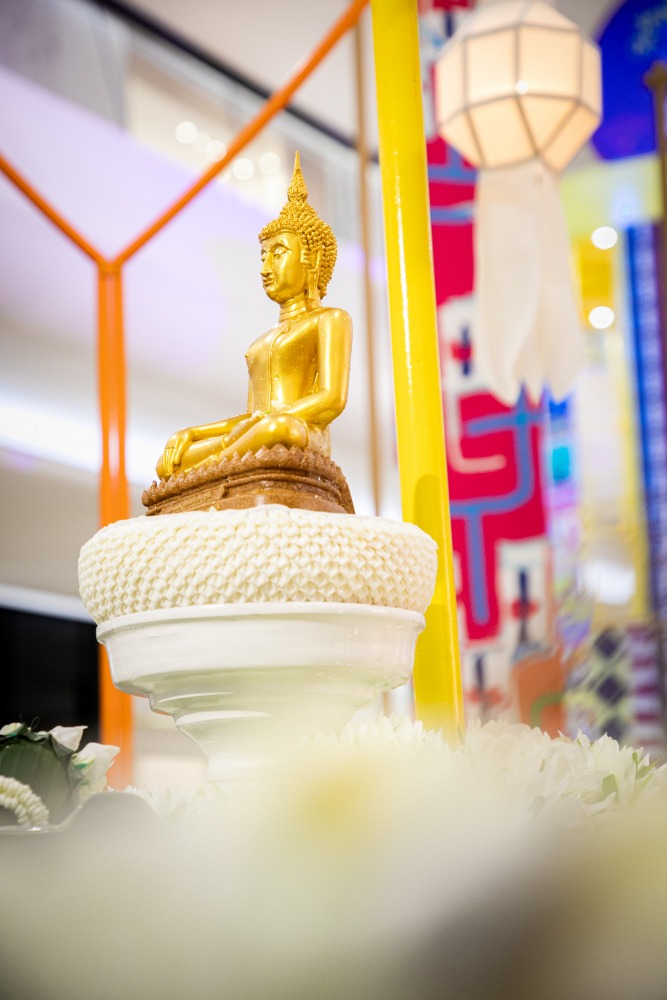 องค์พระมหามุนีศรีหริภุญชัย (องค์จำลอง) จากวัดพระธาตุหริภุญชัยวรมหาวิหาร จังหวัดลำพูน