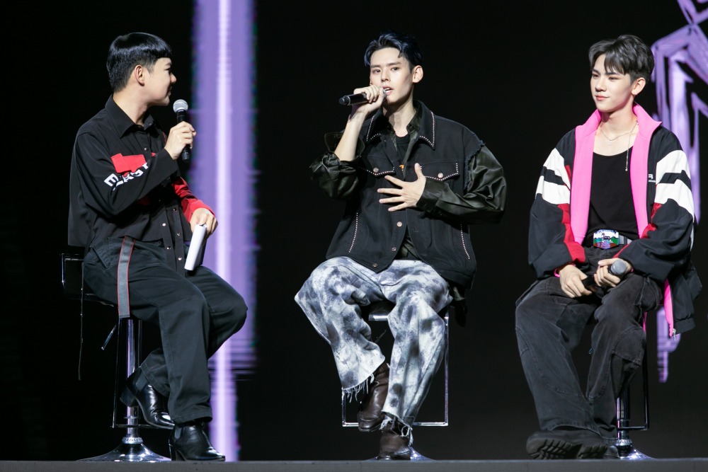 PERSES DEBUT STAGE_10