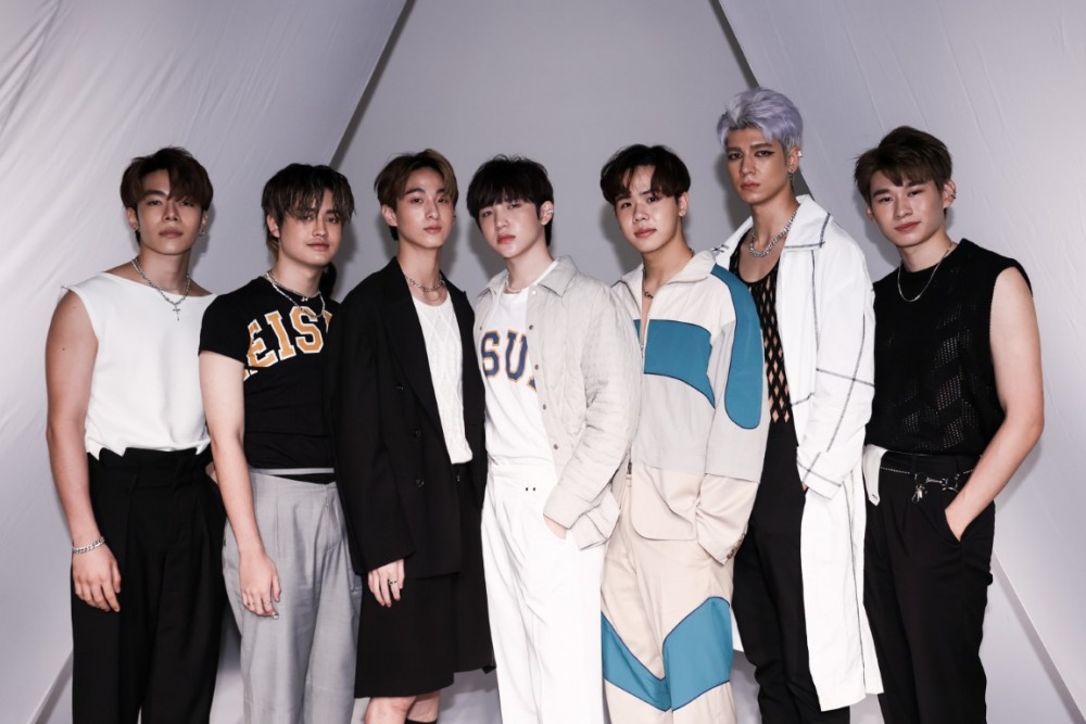 หนุ่มๆ จากวง Laz1