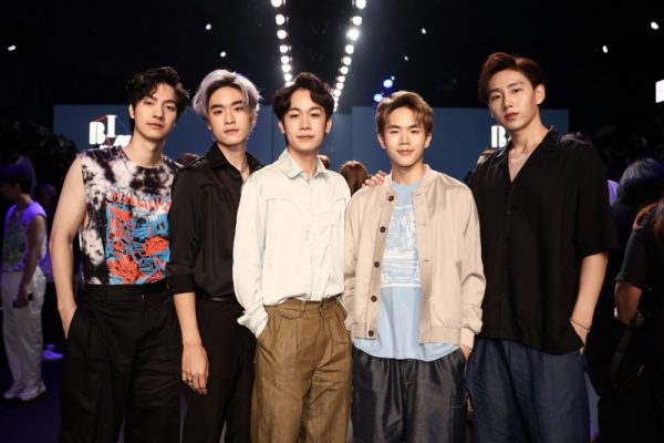 เหล่าคนดังตบเท้าเข้าร่วมชมแฟชั่นโชว์ BIFW2022 (1)