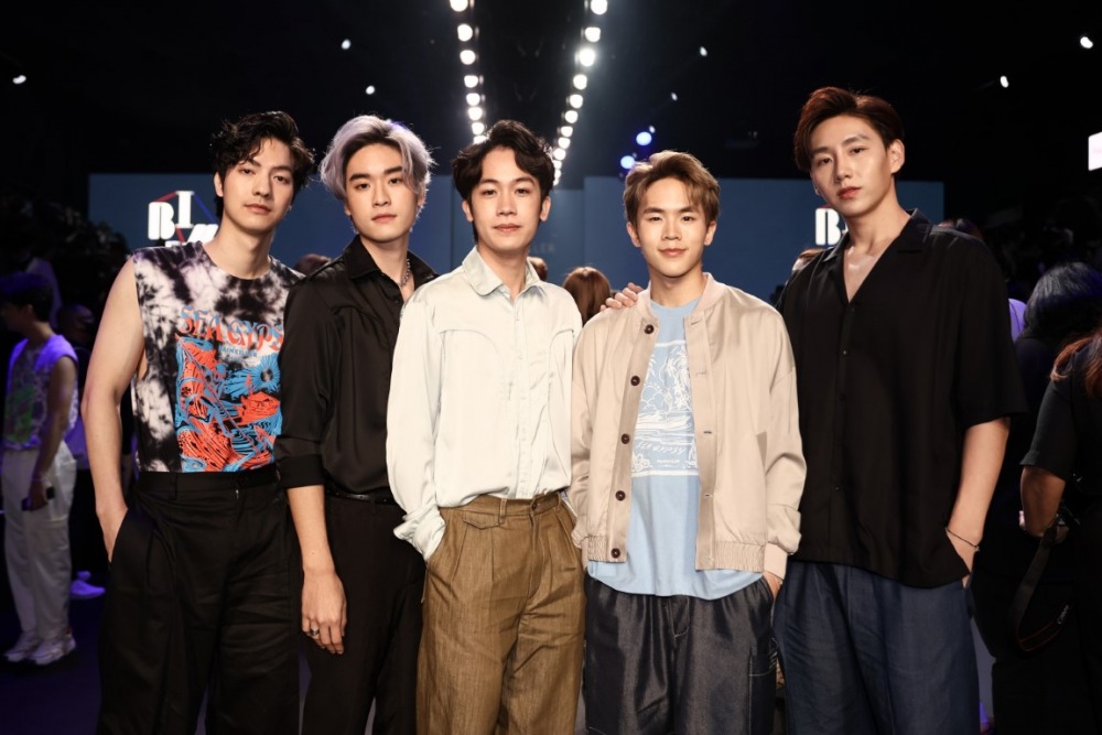 เหล่าคนดังตบเท้าเข้าร่วมชมแฟชั่นโชว์ BIFW2022 (1)