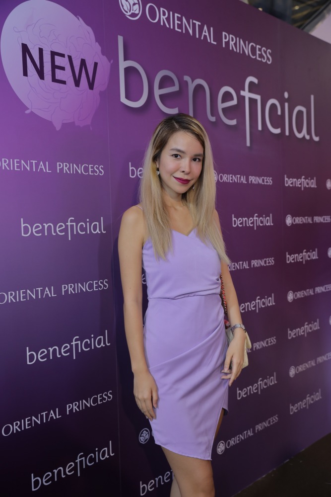 โอบอุ้ม รัสรินทร์ ชุมสาย ณ อยุธยา